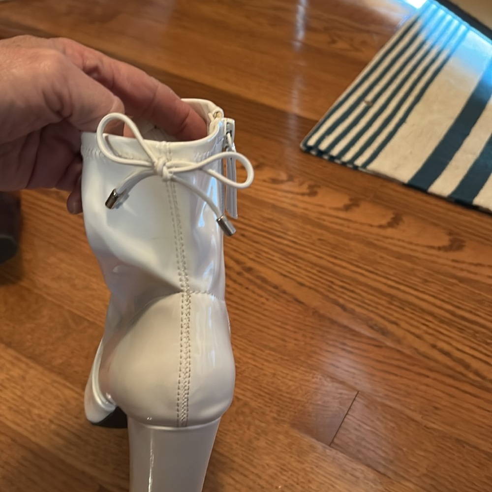 Womens white patent look, short booties size 6 - Picture 3 of 4